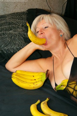 Vieja Masturbandose con Platanos