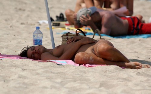 Guarrillas Desnudas en la Playa