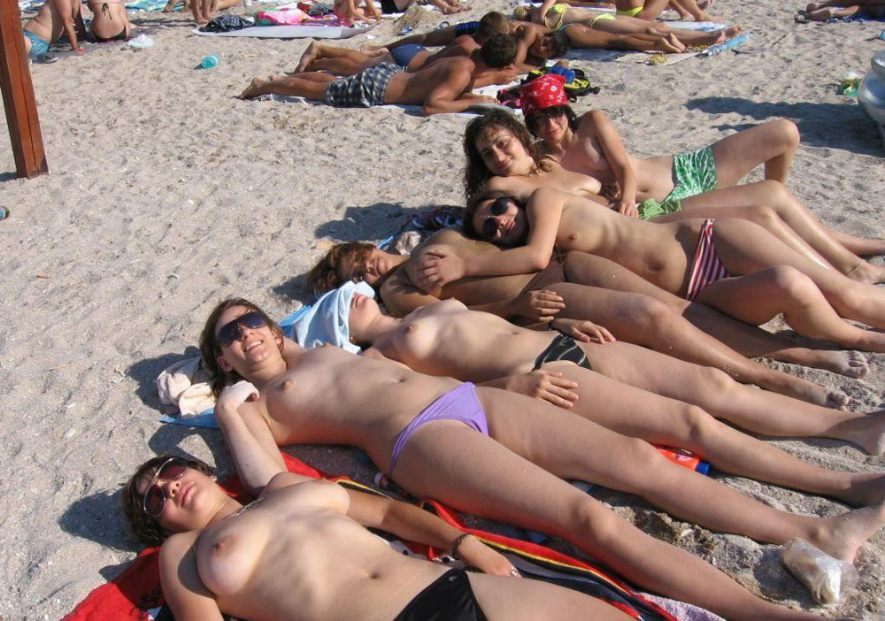 Chicas Haciendo Topless En La Playa Fotos Porno Xxx Chicas Desnudas