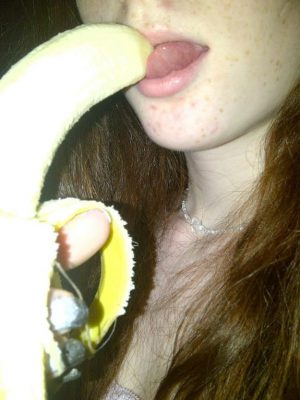 Jovencita Masturbándose con Un Platano