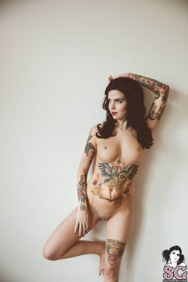 Deliciosa morena tatuada